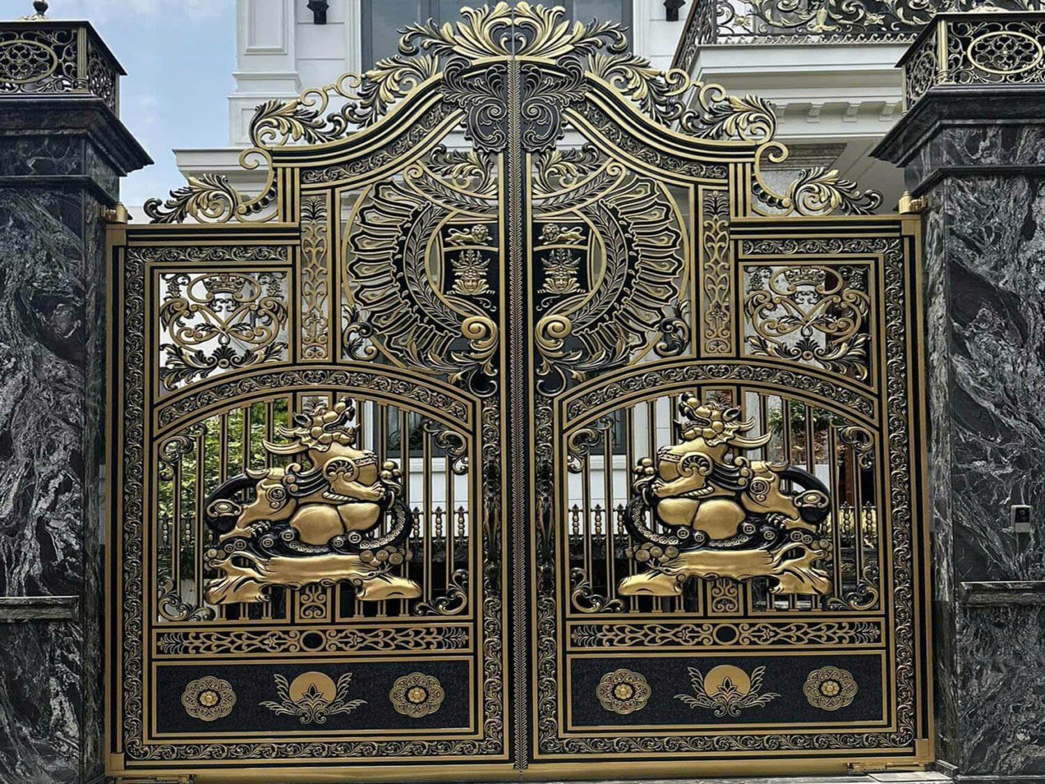 thiết kế cổng nhôm đúc